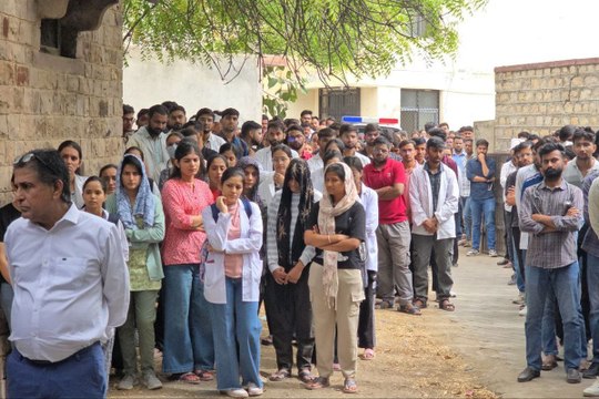 फोटो...बोलेरो की टक्कर के बाद अनियंत्रित स्कॉर्पियों सड़क किनारे पलटी, जूनियर रेजिडेंट डॉक्टर व एक स्टूडेंट की मौत
