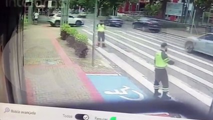 Excelente trabalho! Vídeo mostra agentes da Transitar imobilizando mendigo que ameaçou pedestres