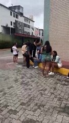 Fãs fazem fila para encontro com autora Elayne Baeta; confira