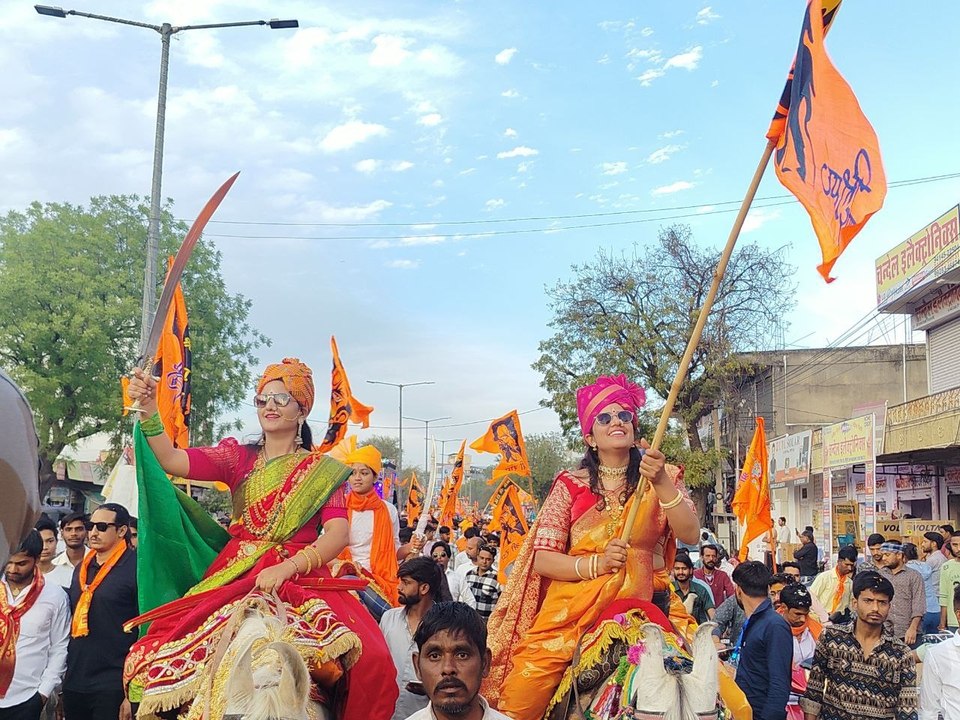 भगवा रैली और शोभायात्रा में युवाओं में दिखा उत्साह