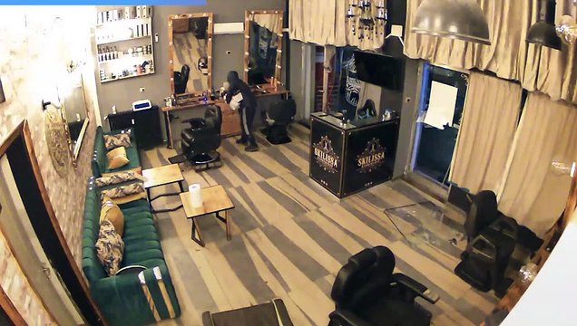 Furto al ‘Skilissa Barber Shop’: il ladro ripreso dalle telecamere