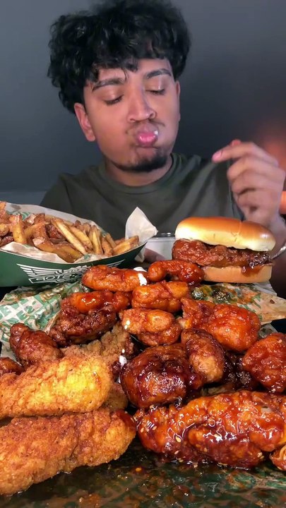 Follow for more ASMR videos🌮🍟 Credits: @nafeatfood #mukbang #asmr #fastfood #asmreating