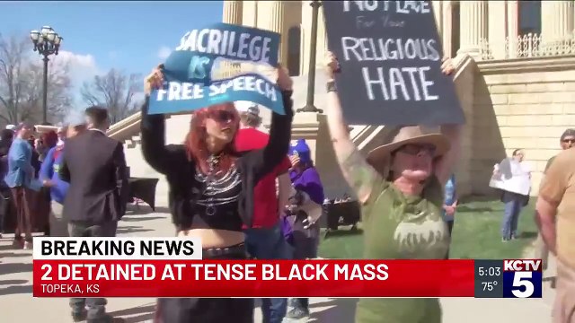 USA : Une bagarre générale a eu lieu à l'intérieur du Capitole de l'Etat du Kansas, quand plusieurs dizaines de membres d'un groupe sataniste ont commencé une messe noire dans la rotonde