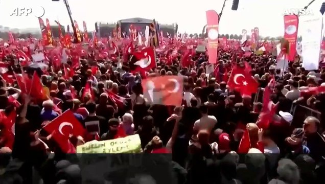 Migliaia di persone protestano contro l'arresto del sindaco di Istanbul