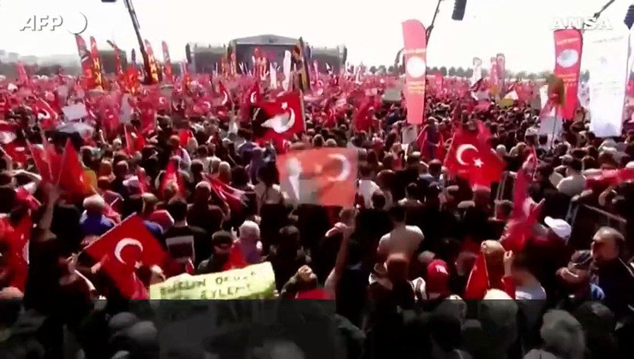 Migliaia di persone protestano contro l'arresto del sindaco di Istanbul