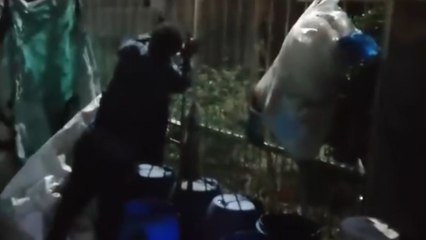 Man sneaks up on thief and forces him to flee the scene without a handsome collection