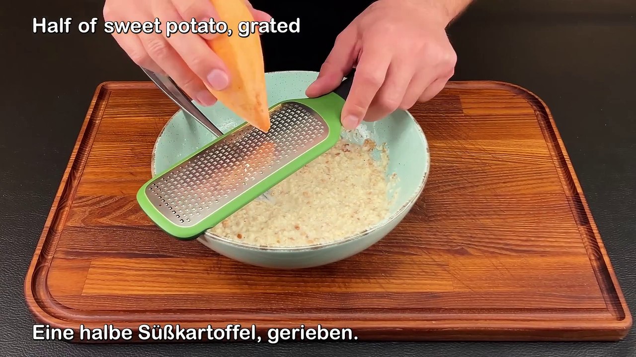 GoHalf a sweet potato, grated A handful of fresh spring onions, chopped Mix well  vegetable oil Bake a small pancake Fry for 2 minutes Turn around Add ontt_ ist das lecker_ Einfach zwei Eier mit Brot verrühren_ Das Lieblingsrezept meines Sohnes(1080P_HD)