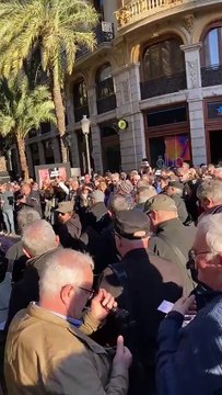 Crits de Mazón dimissió a la sisena manifestació a València