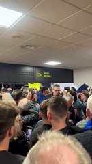 Cori e bandiere: i tifosi in aeroporto celebrano il Pisa