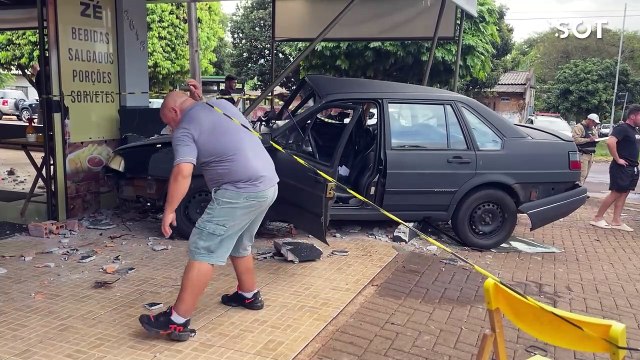 Santana invade comércio após violenta colisão de trânsito no Bairro Coqueiral em Cascavel