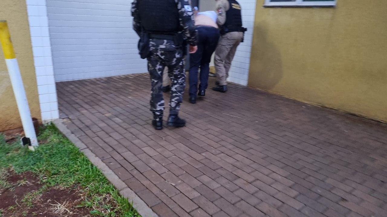 Motorista tenta fugir com BMW após atingir placa de sinalização; ele recusou o teste do bafômetro