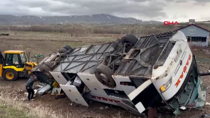 Yolcu otobüsü devrildi: Ölü ve çok sayıda yaralı var
