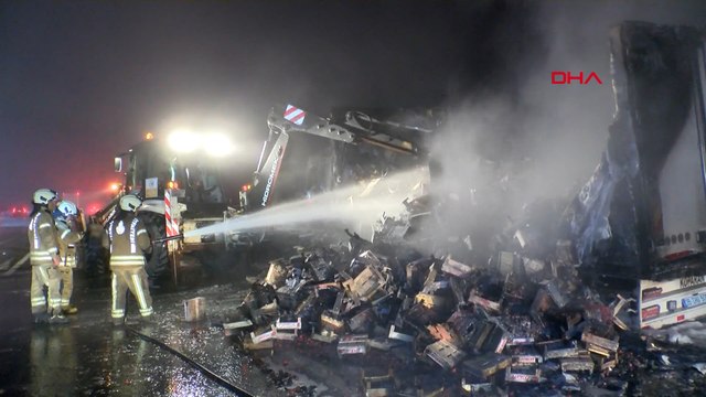 Beykoz'da 6 ton çilek yüklü TIR alev alev yandı