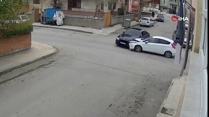 İki otomobil çarpıştı, küçük çocuk camdan fırladı