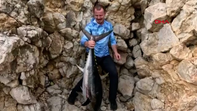 Kıyıdan oltayla 30 kiloluk orkinos yakaladı