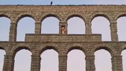 El hombre en el Acueducto de Segovia