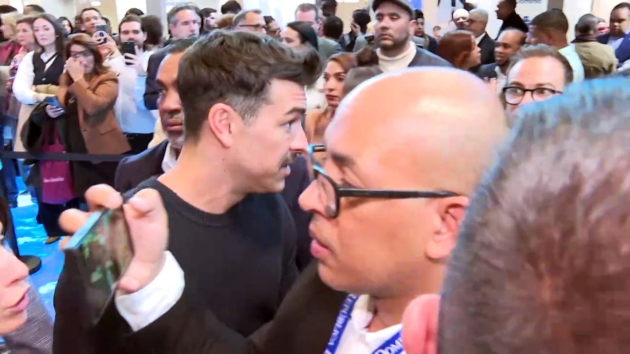 Mario Casas evade como puede las preguntas sobre Melyssa Pinto