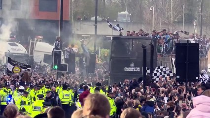 Marée humaine incroyable dans les rues de la ville après le sacre en League Cup