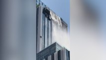 Nueva escena del terremoto en Bangkok revela a este limpiacristales colgando del edificio en movimiento