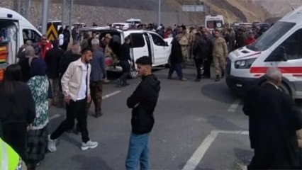 Hakkari'de iki araç çarpıştı: 8 kişi yaralandı