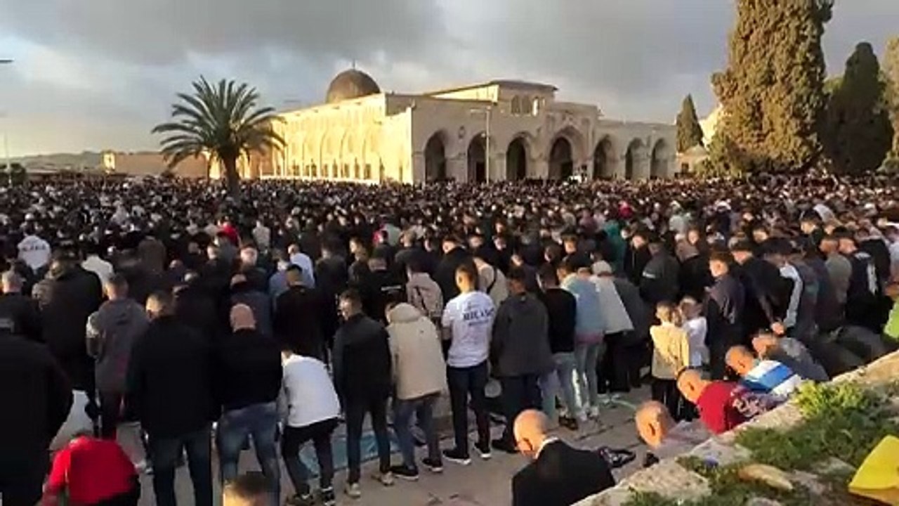 آلاف الفلسطينيين يؤدون صلاة عيد الفطر في باحة المسجد الأقصى