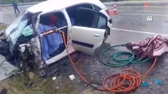 Yolcu otobüsüyle çarpışan otomobildeki 2 kişi öldü, 4 kişi yaralandı