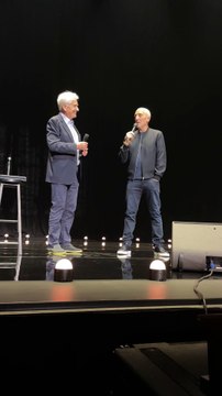 Gad Elmaleh célèbre les cinquante ans de carrière de Gilbert Coullier sur la scène du Zenith de Rouen à la fin de son spectacle Lui même Le 28 mars 2025. ©Jack Tribeca / Bestimage