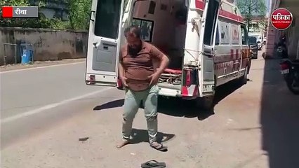 शराब के नशे में सड़क पर झूमते रहे प्रोफेसर