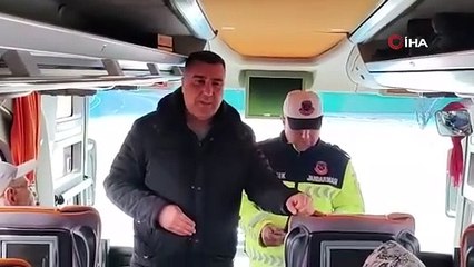 Otobüste sürpriz denetim: Sivil jandarma şoföre teşekkür etti, yolculara emniyet kemerini hatırlattı