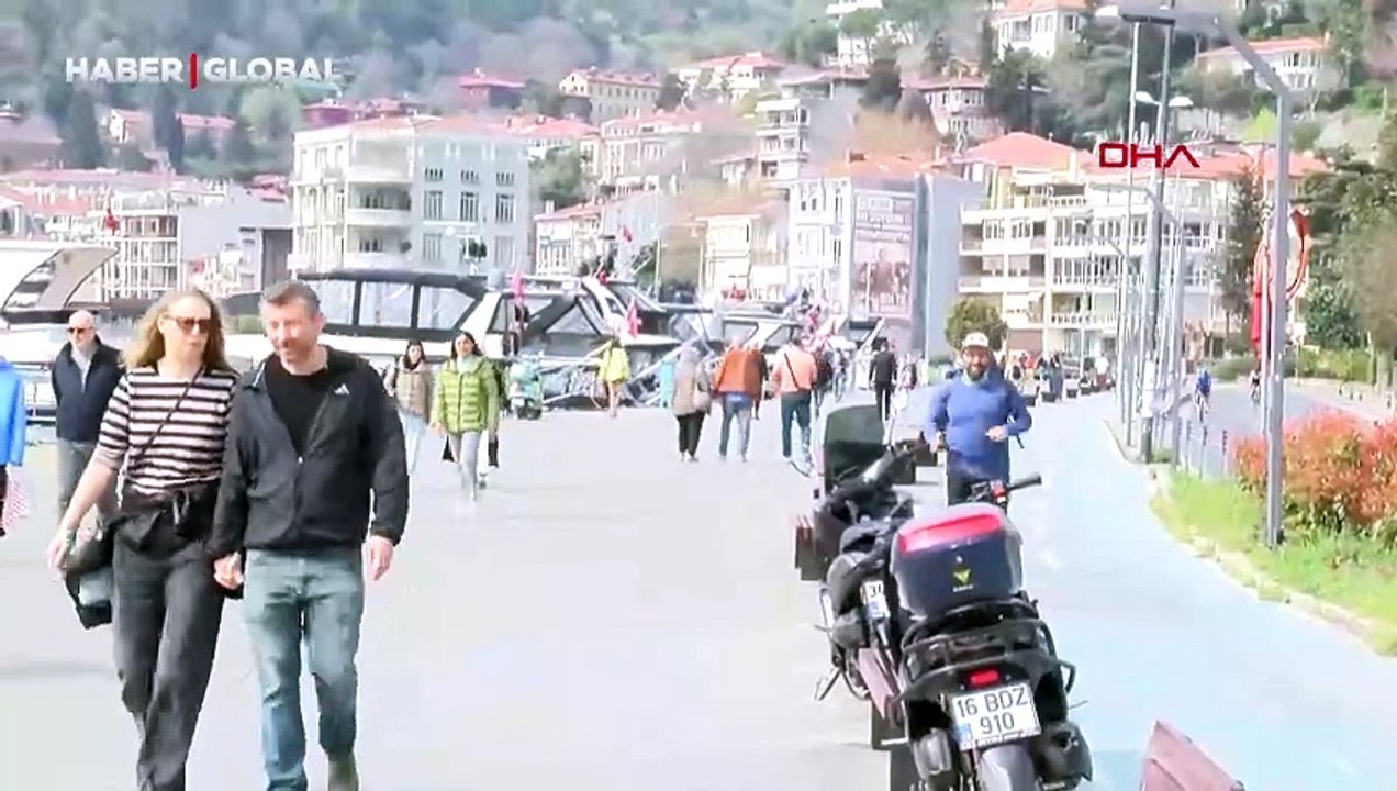 Bayramda güneşli havayı bilenler sahillere akın etti