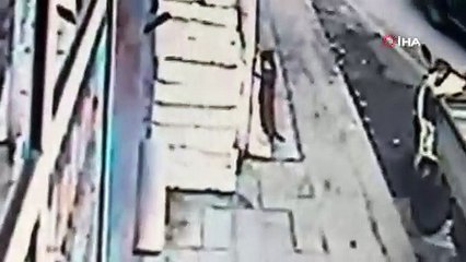 Sosyal medyada izleyenleri güldürdü! Tezgahtan balık yürüten kedi kamerada