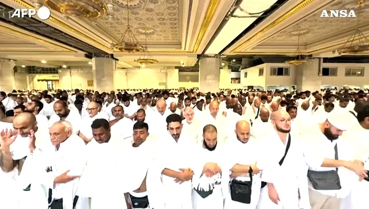 Centinaia di fedeli alla Grande Moschea della Mecca per la fine del Ramadan