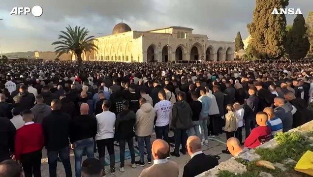 I fedeli musulmani radunati alla Moschea Al-Aqsa per la fine del Ramadan