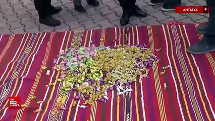 Antalya'da 150 yıllık gelenek: Cami bahçesinde çocuklara şeker dağıttılar