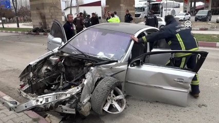 Van'da refüje çarpan otomobildeki 3 kişi yaralandı