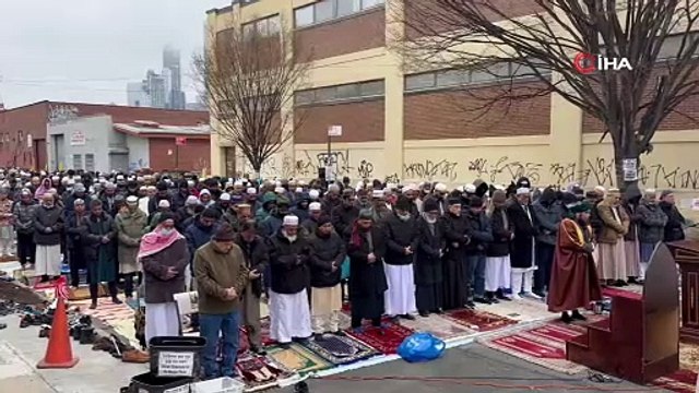 Cemaat camiye sığmadı sokaklara taştı! ABD'de bayram namazı kılındı