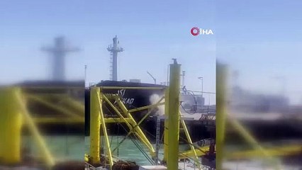 Limanda bir facidan dönüldü: Dev petrol tankeri limana çarptı