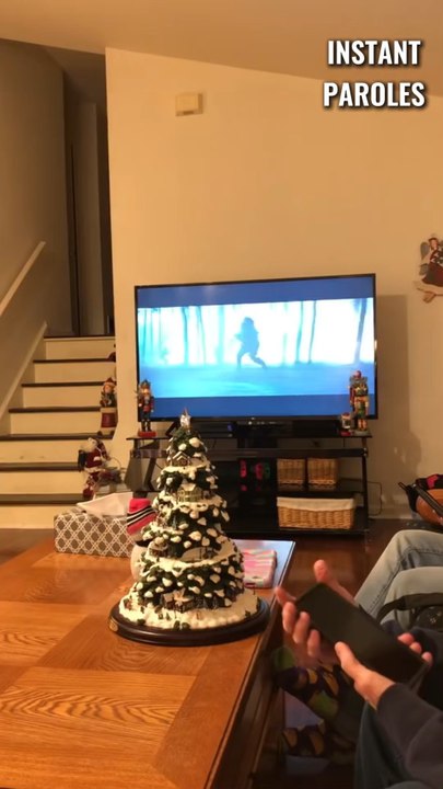 Cette fille ouvre son cadeau de Noël puis voit son père militaire à l’intérieur