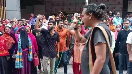 টিএনজেড গ্রুপের শ্রমিক কর্মচারীরা বেতন বোনাসের দাবীতে শ্রমভবনের সামনে আন্দোলনে