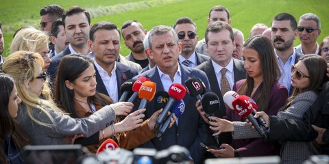 Özel, İngilizce soruya yanıt verdi: Bunu Erdoğan'a sorun