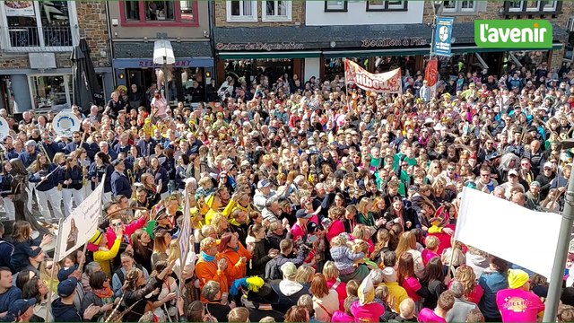 Cortège haut en couleur pour le prince Hibou