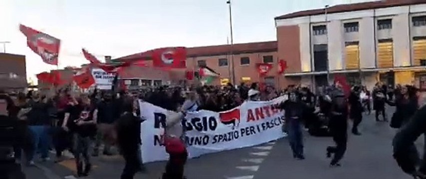 Reggio Emilia, il corteo dei centri sociali finisce con Bella Ciao