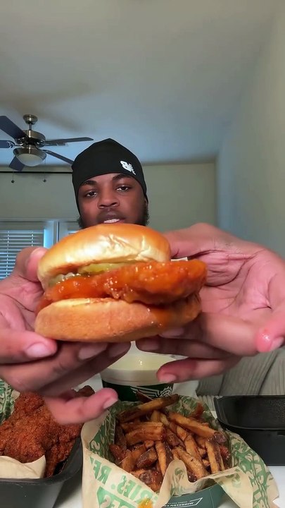 Follow for more ASMR videos🌮🍟 Credits: @grayfoodie_ #mukbang #asmr #fastfood #asmreating