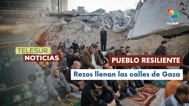 Musulmanes palestinos rezan en las calles de Gaza tras destrucción de mezquitas