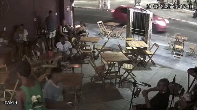 Clientes e músicos de bar na Cidade Baixa são assaltados por dupla armada
