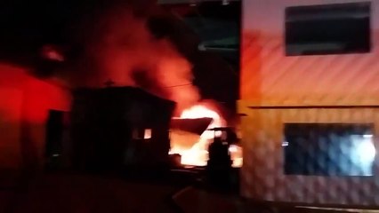 Incendio consume bodega en Cartago
