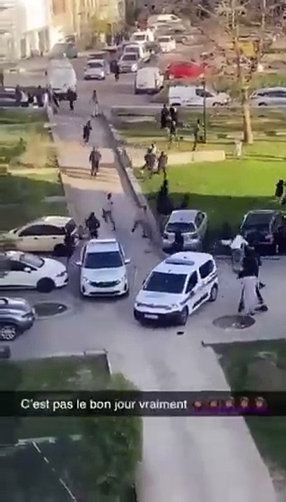 Saint-Denis : Les images révoltantes de deux équipages de police municipale violemment attaqués par une vingtaine de jeunes, hier, cité des Francs-Moisins