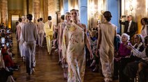 Moda, la collezione di Vittorio Camaiani rende omaggio alla principessa Colonna: la sfilata nella Galleria del Cardinale