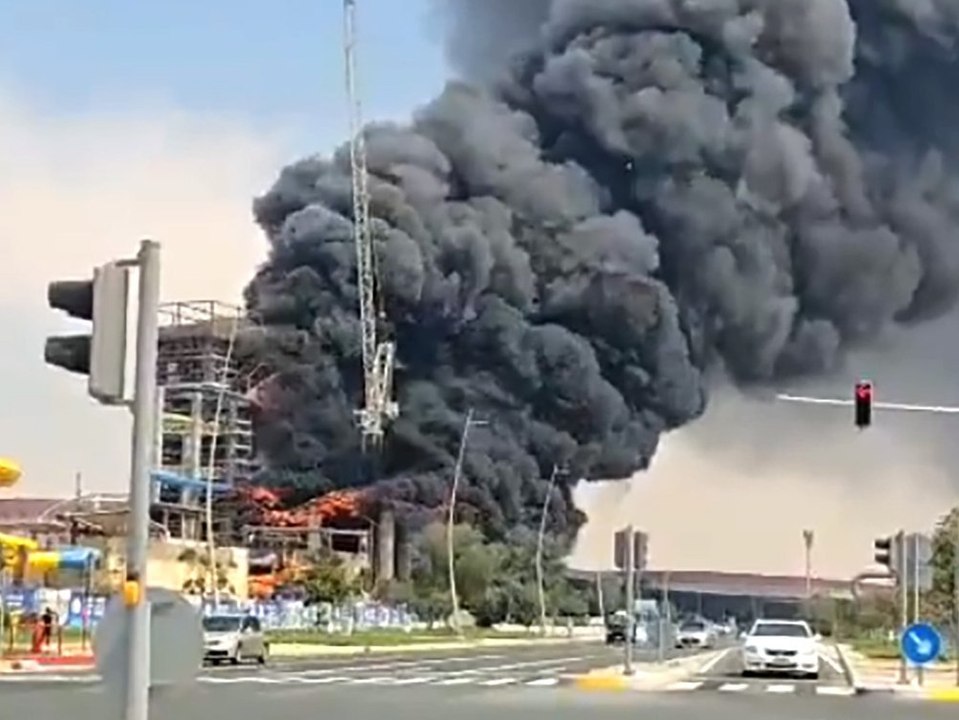 Feuer in spaßbad: wasserrutsche brennt komplett ab