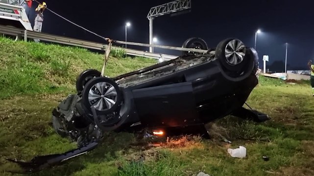 T-Cross fica destruído e ocupantes escapam ilesos após capotar no Trevo Cataratas
